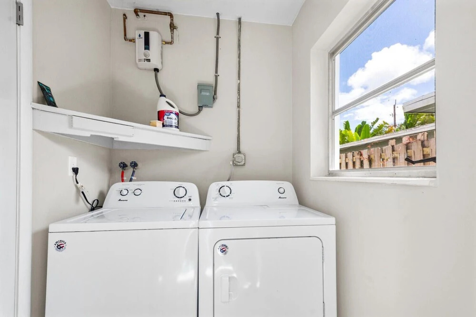 King /Queen Bed Mins from beach. Perfect get-away!