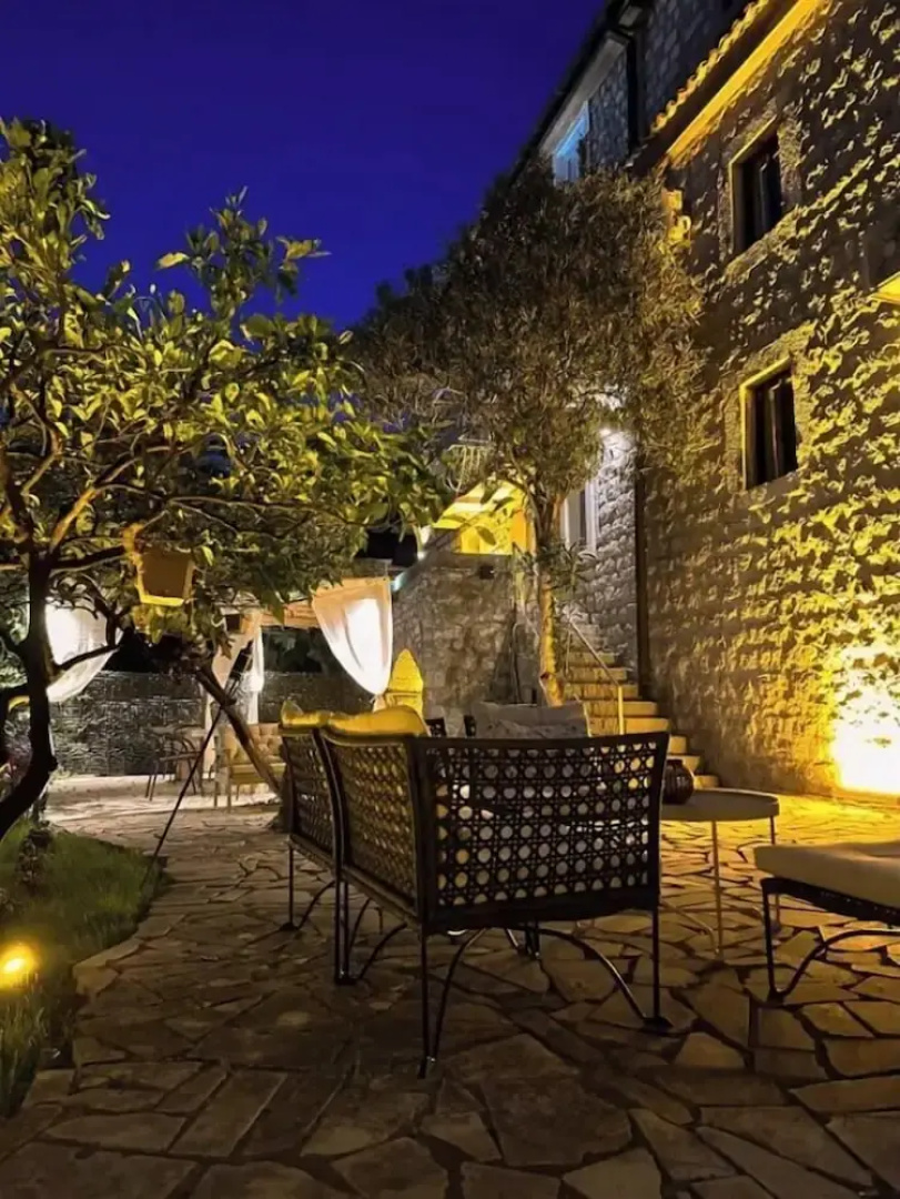 Sereni̇ta Stone House