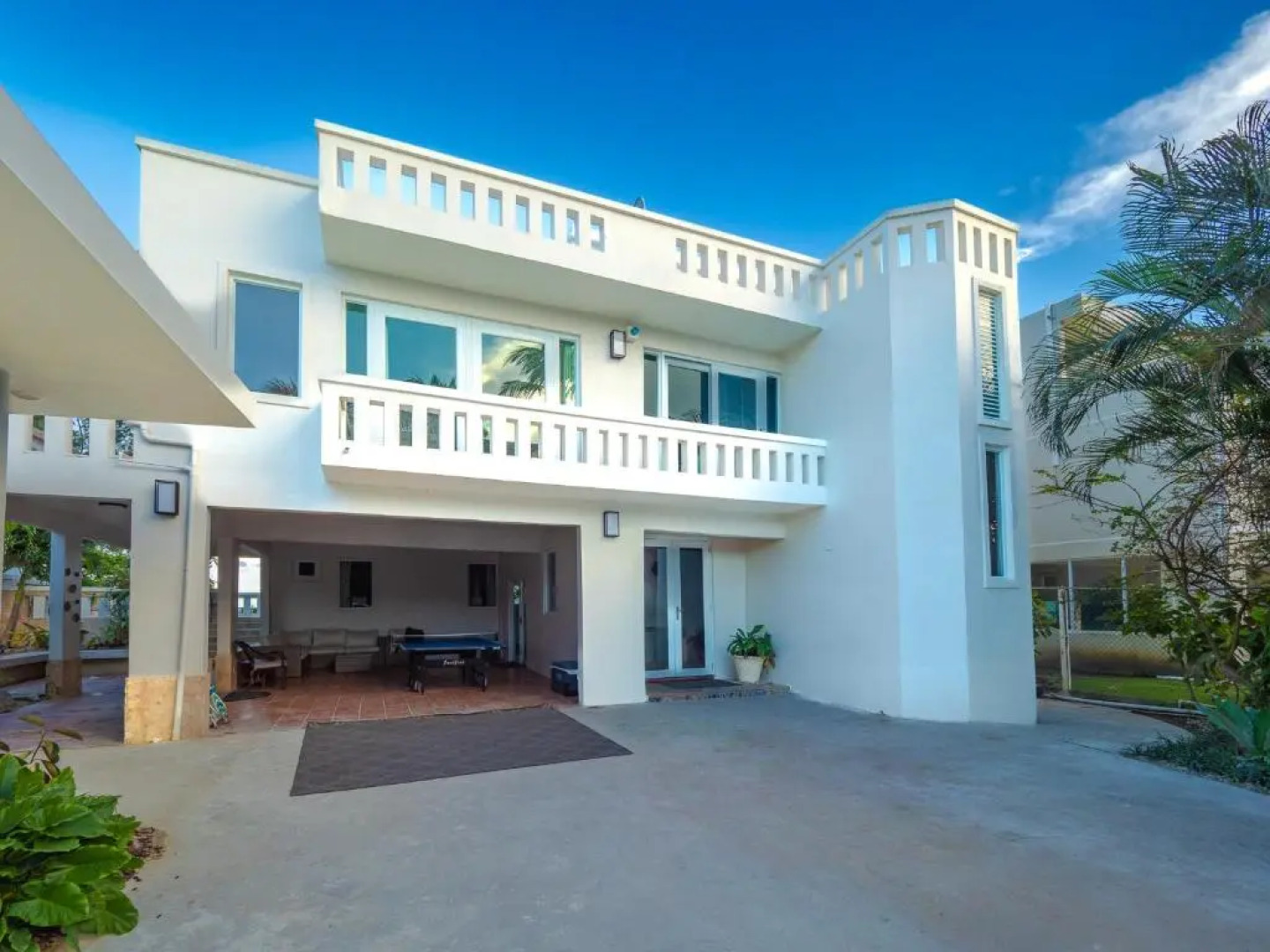 Newly Renovated 8 Bedroom Ocean Front Villa with Pool