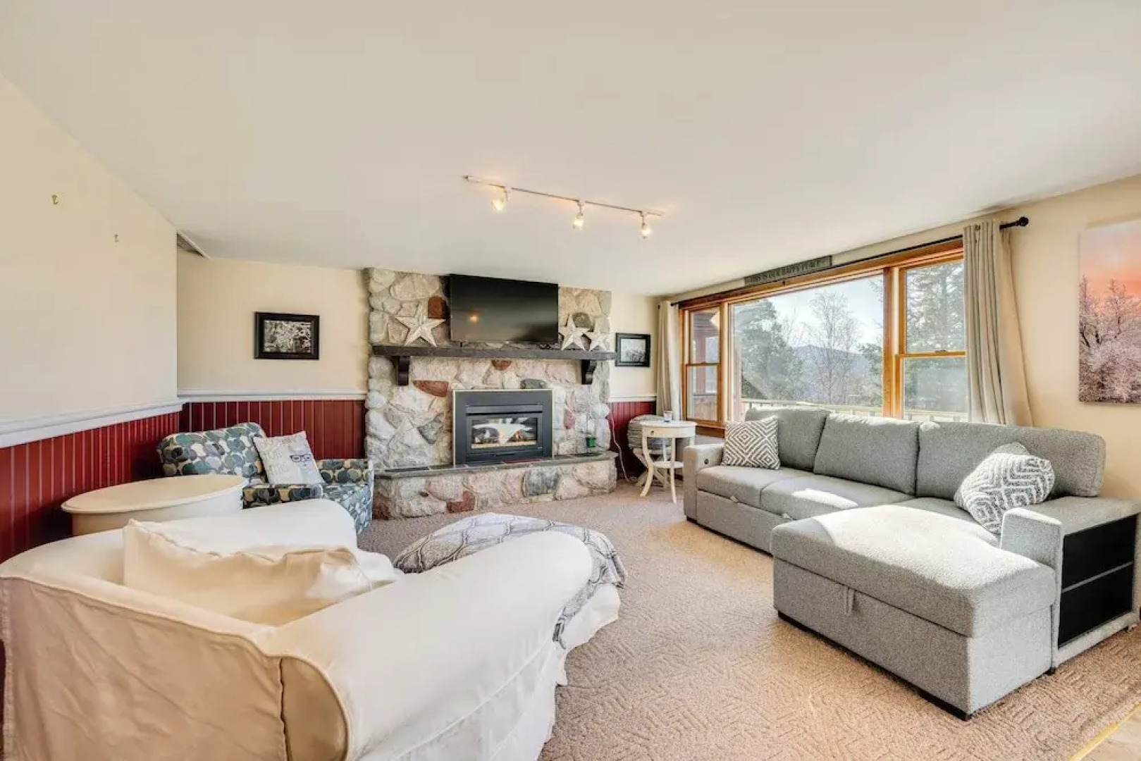 1 Mi to Story Land: Spacious Home w/ Mtn Views!