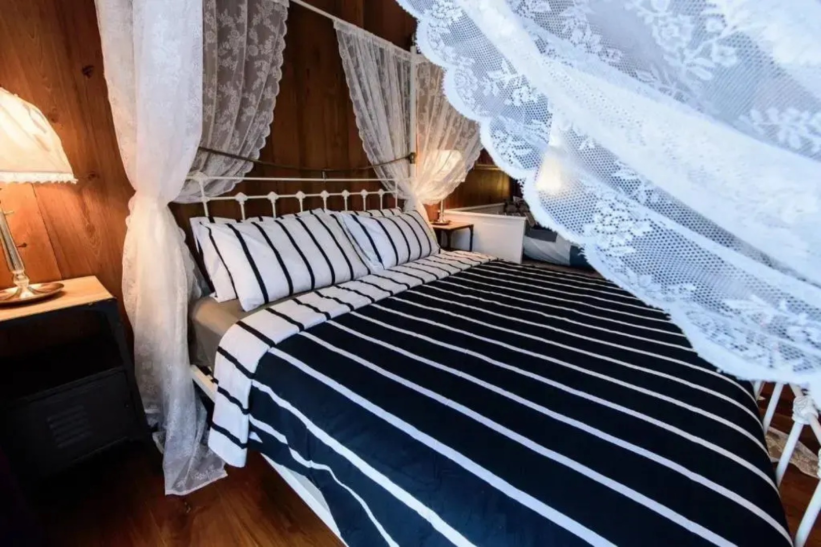 Rimrabeang Amphawa Cafe and Suite