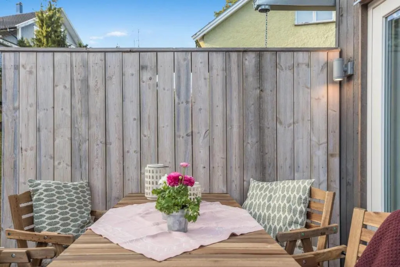 Sparkling newly built house close to city & nature