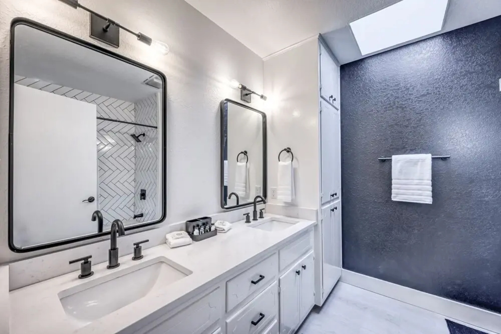 Modern Luxurious Home Near Main W/hot Tub-firepit!