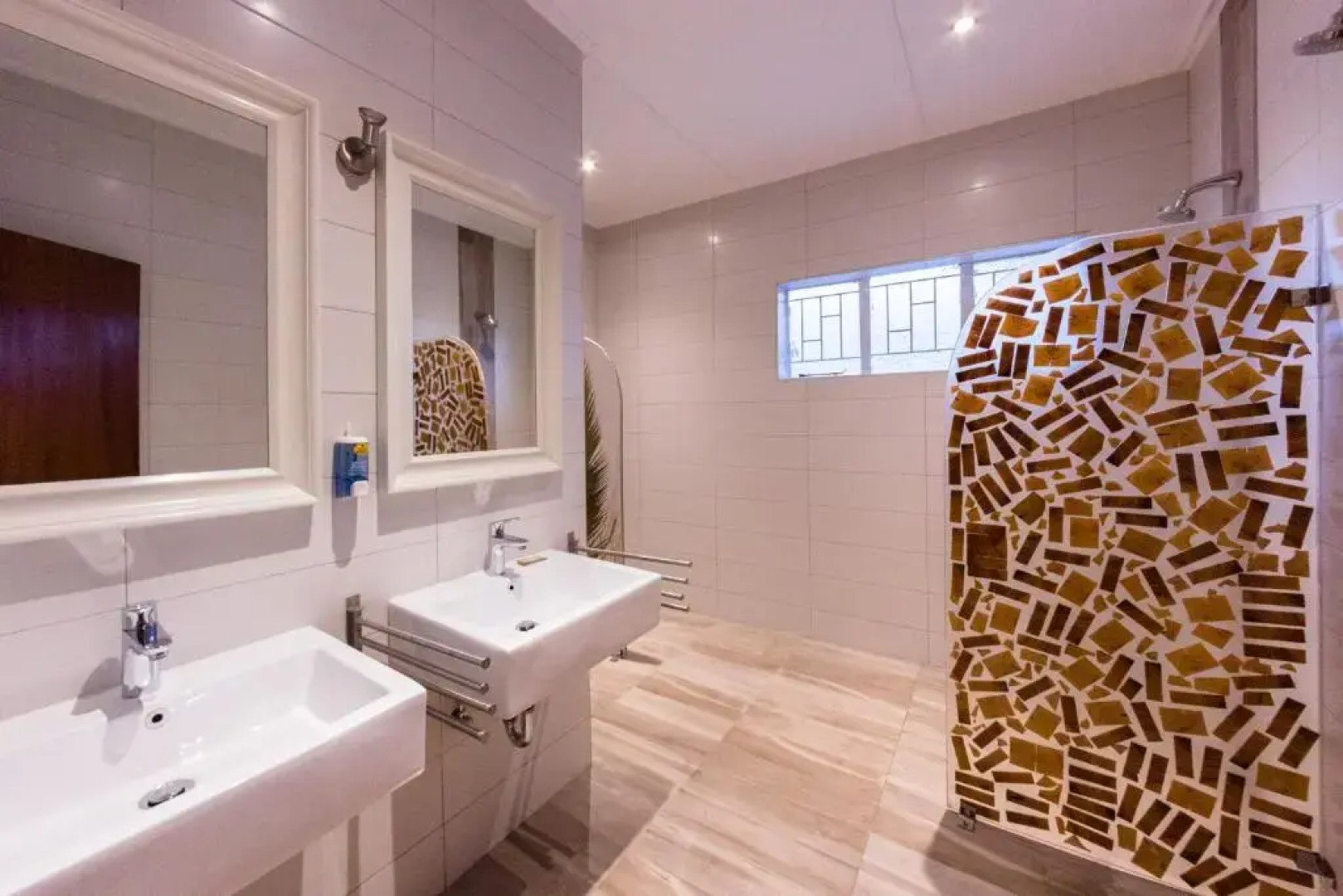 Back2Roots Backpackers