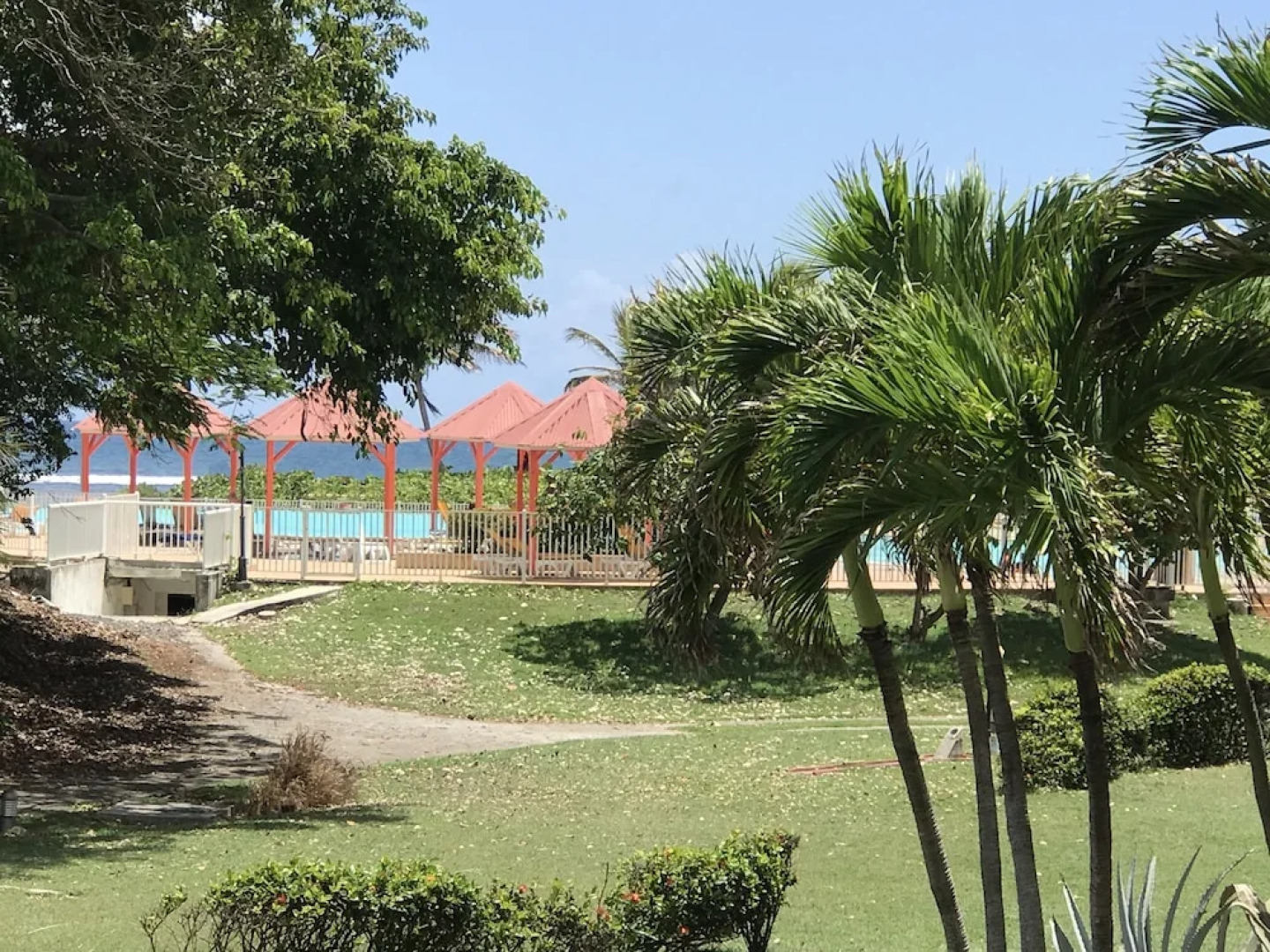 Ti. Maanga vue mer et pieds dans l'eau