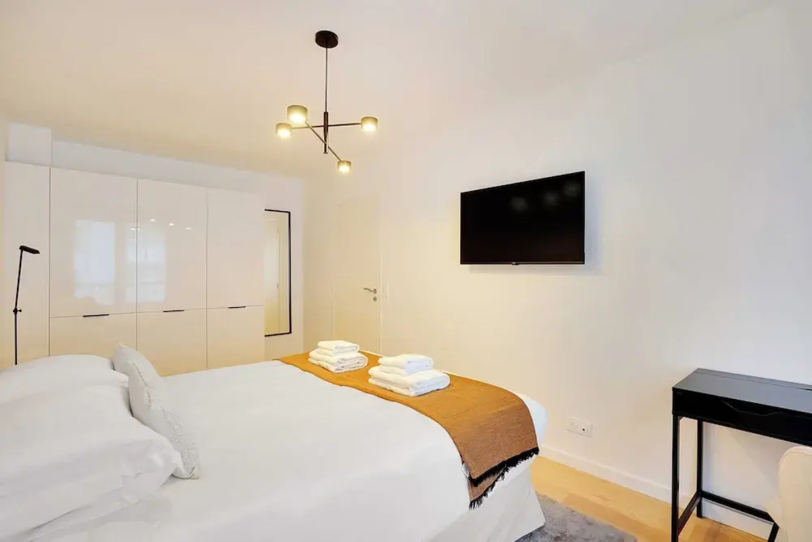 Sleek Apartment in Levallois-perret