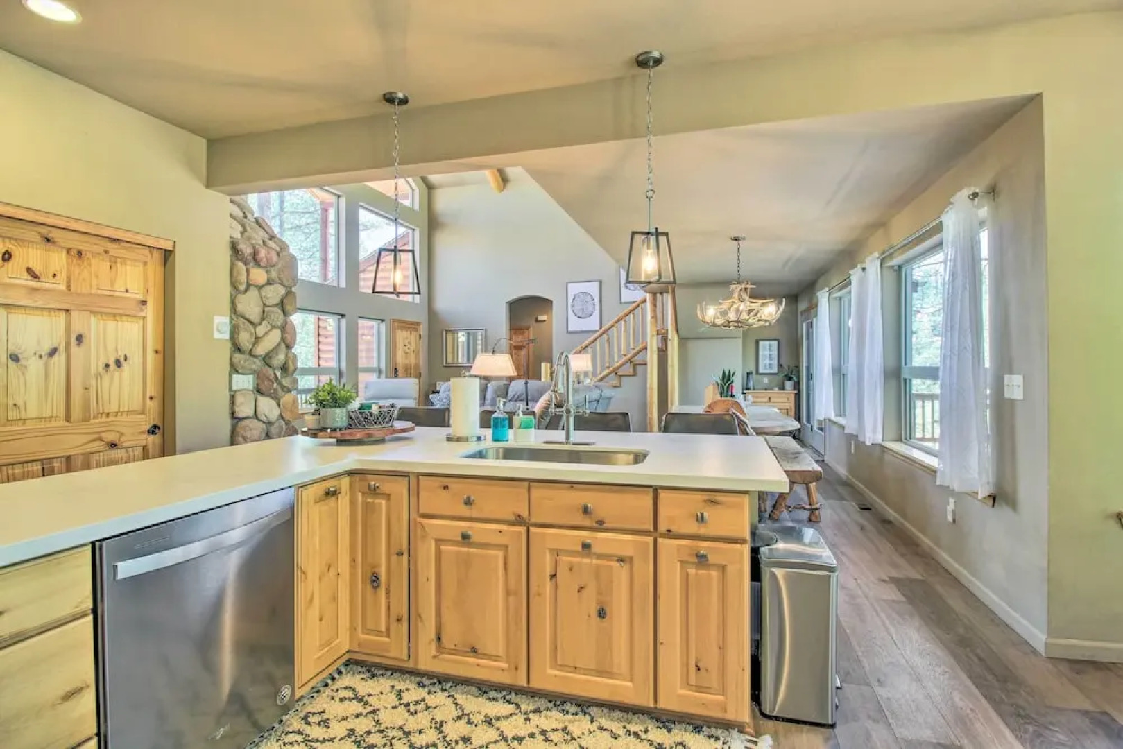 Deck, Grill & Fire Pit: Spacious Show Low Hideaway