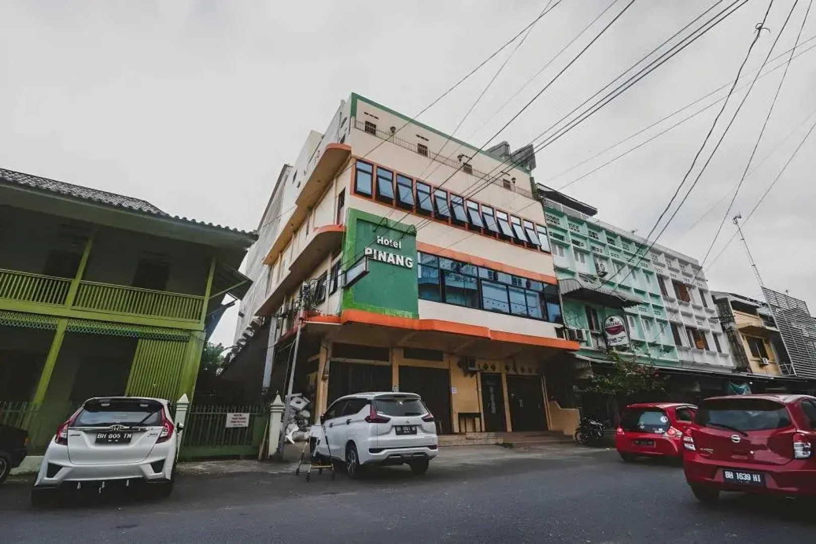 RedDoorz Plus near WTC Batanghari Mall