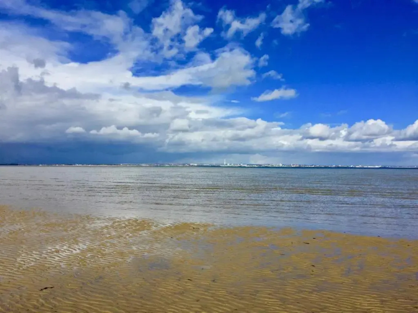 Arden Villa Sleeps 8 Moments From the Golden Sandy Beach of Ryde