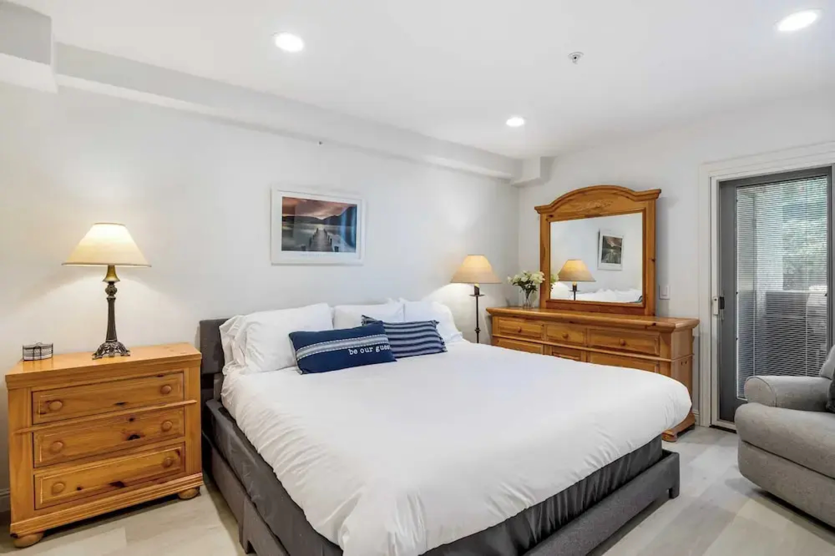 Walk to Beach Pool, Hot Tub, Private Patio, Parking Seabreeze Retreat