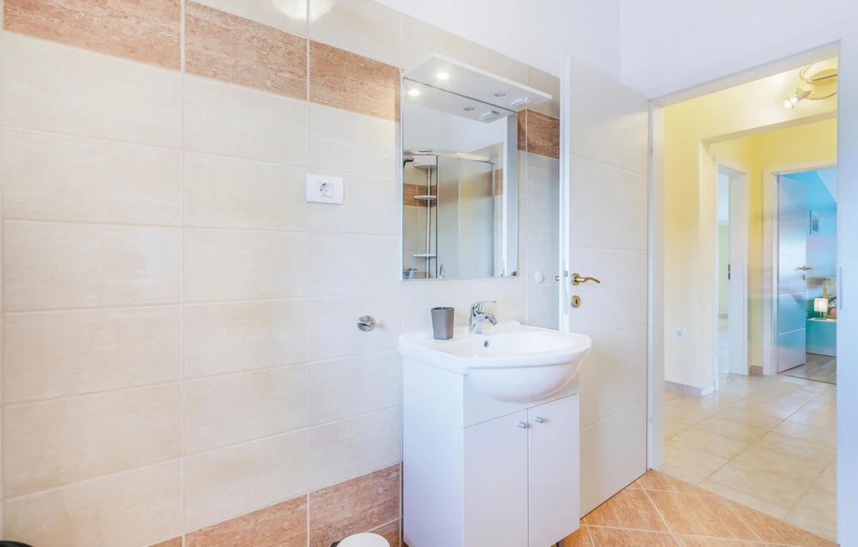 Stunning Apartment in Muntic With 3 Bedrooms and Wifi