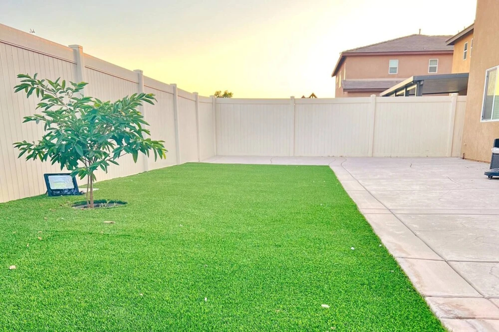Room in House - Cheerful And Cozy one Large Bedroom