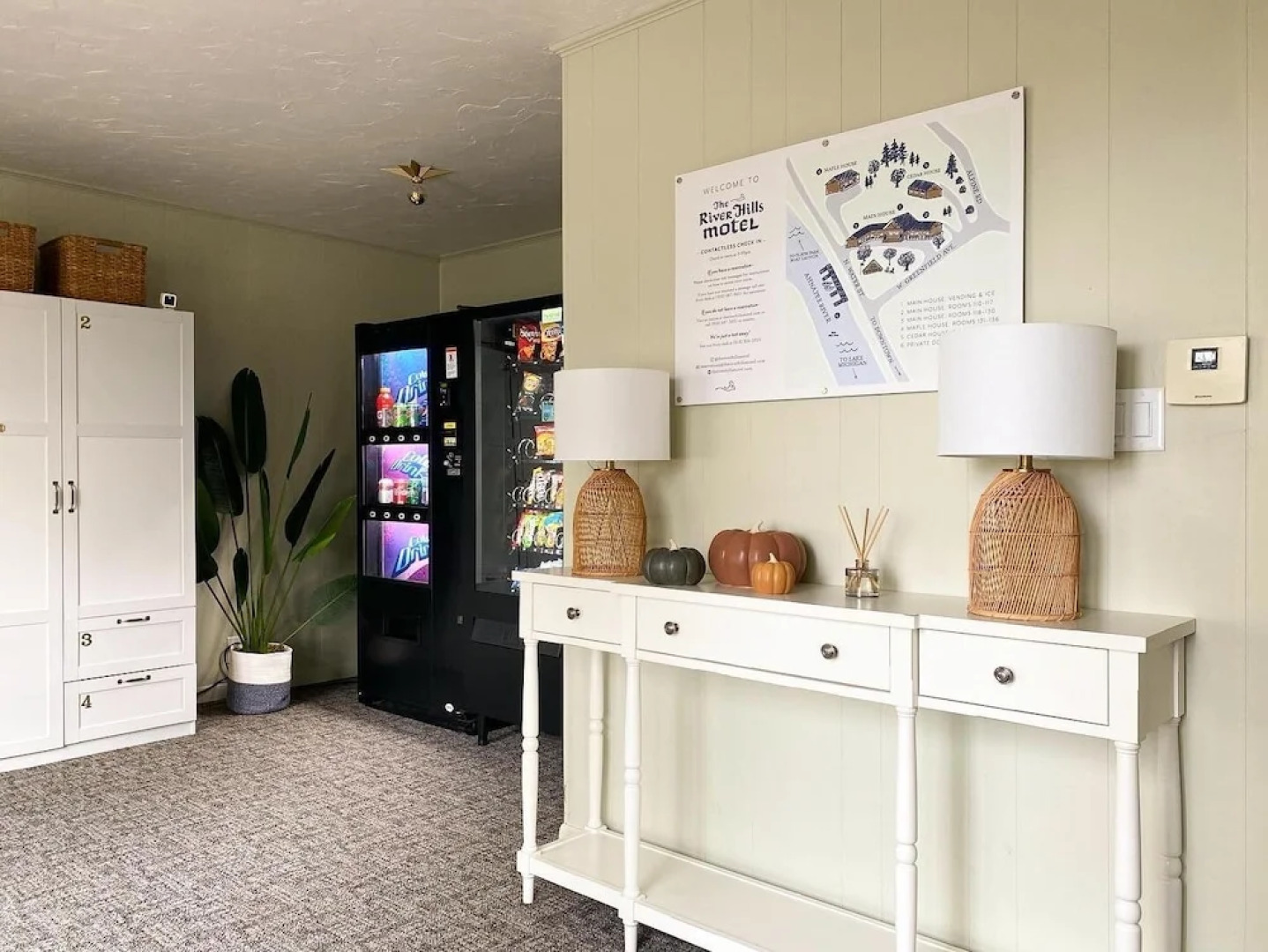 The River Hills Motel - Algoma, WI - Near Door County