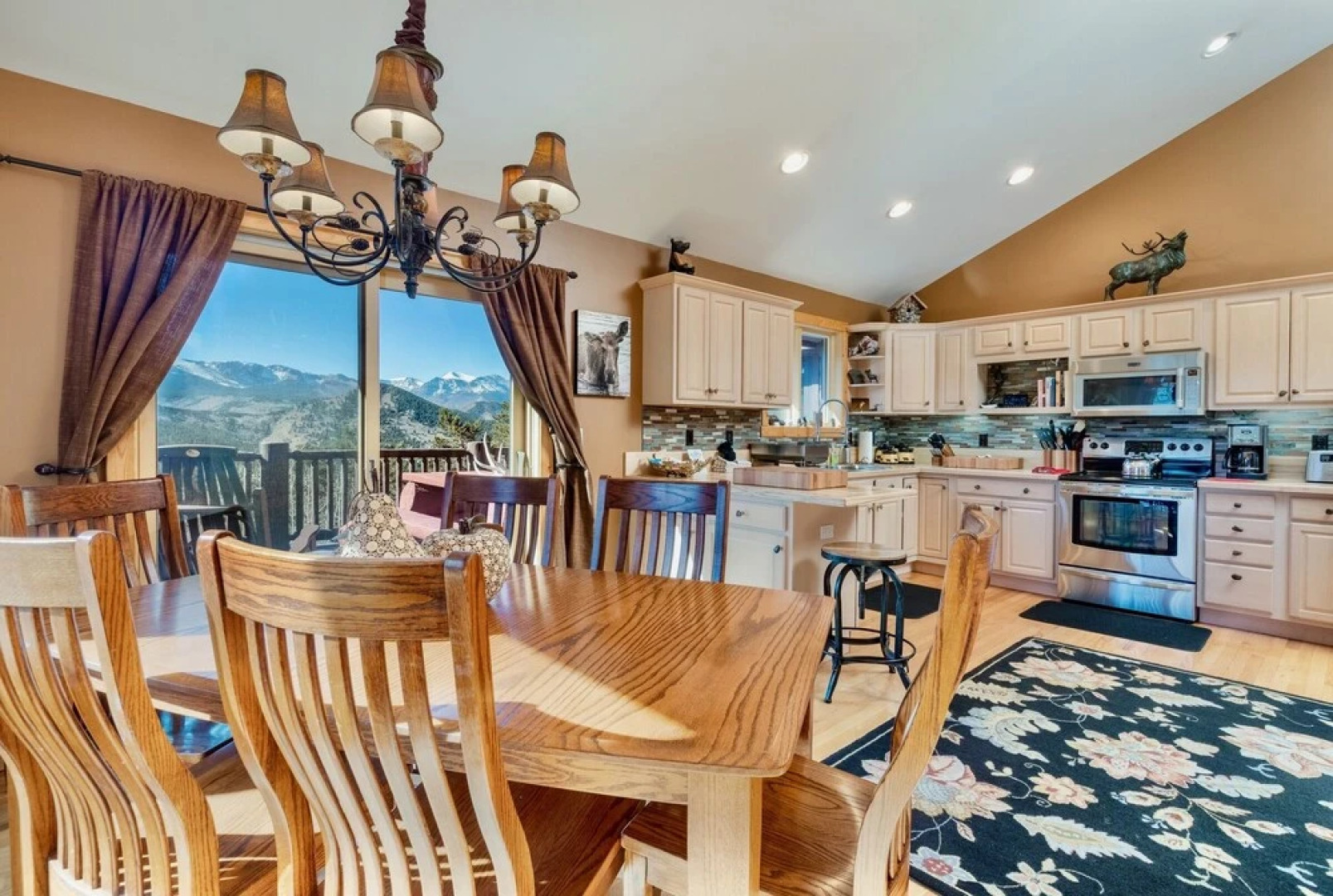 Awestruck Luxury Vacation  At Windcliff 3 Bedroom Home by RedAwning