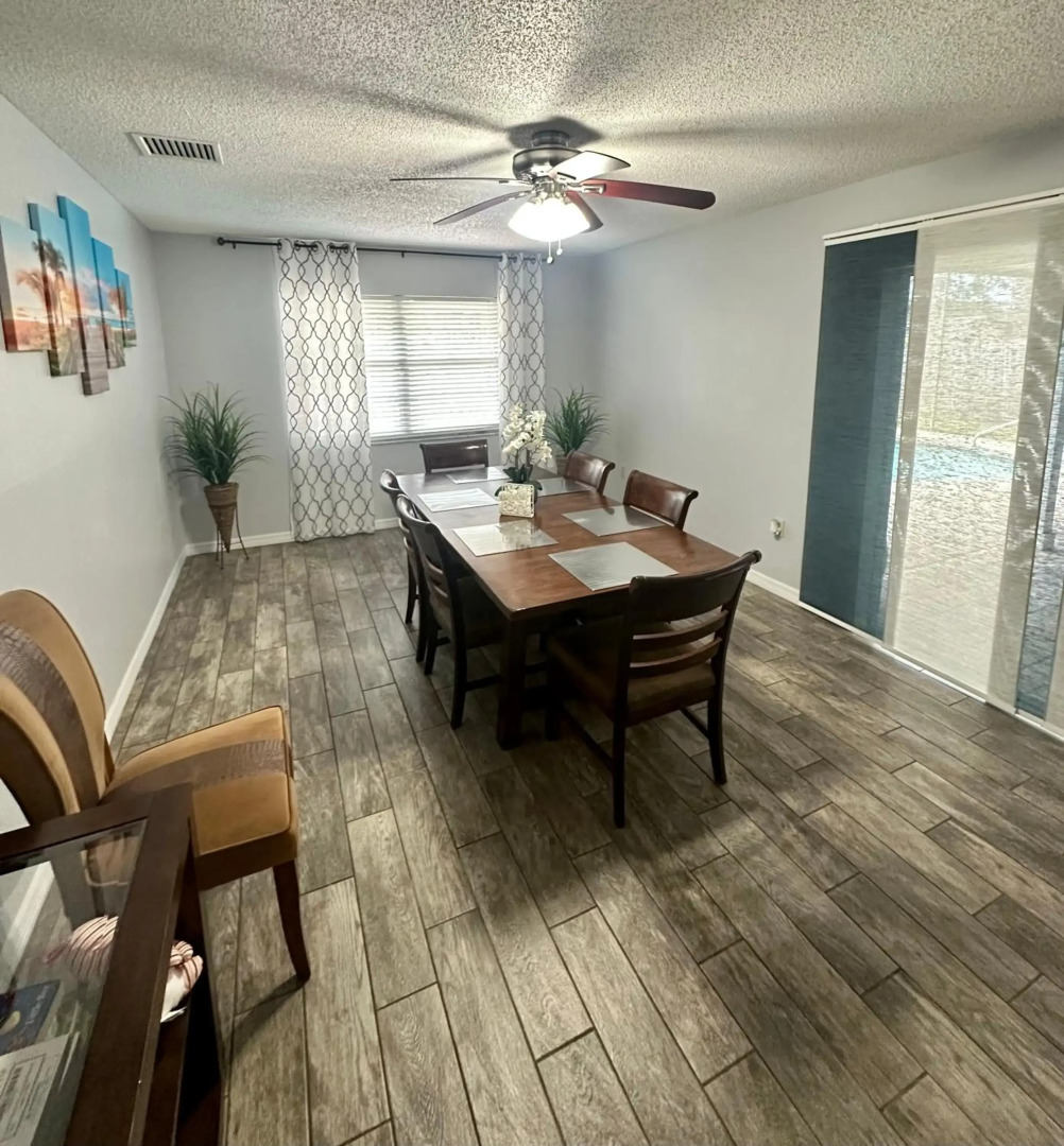 3 bedrooms house with private, heated pool 8 miles to Siesta Key Beach,