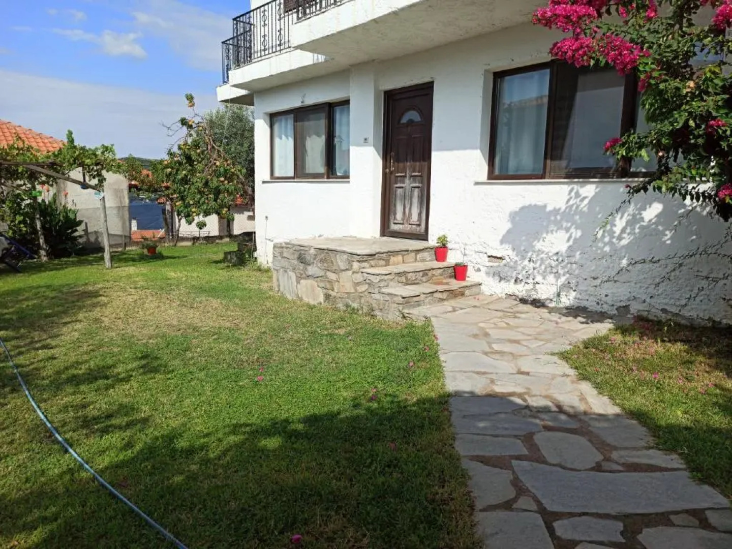 Dora's House comfortable apartment with a yard and view