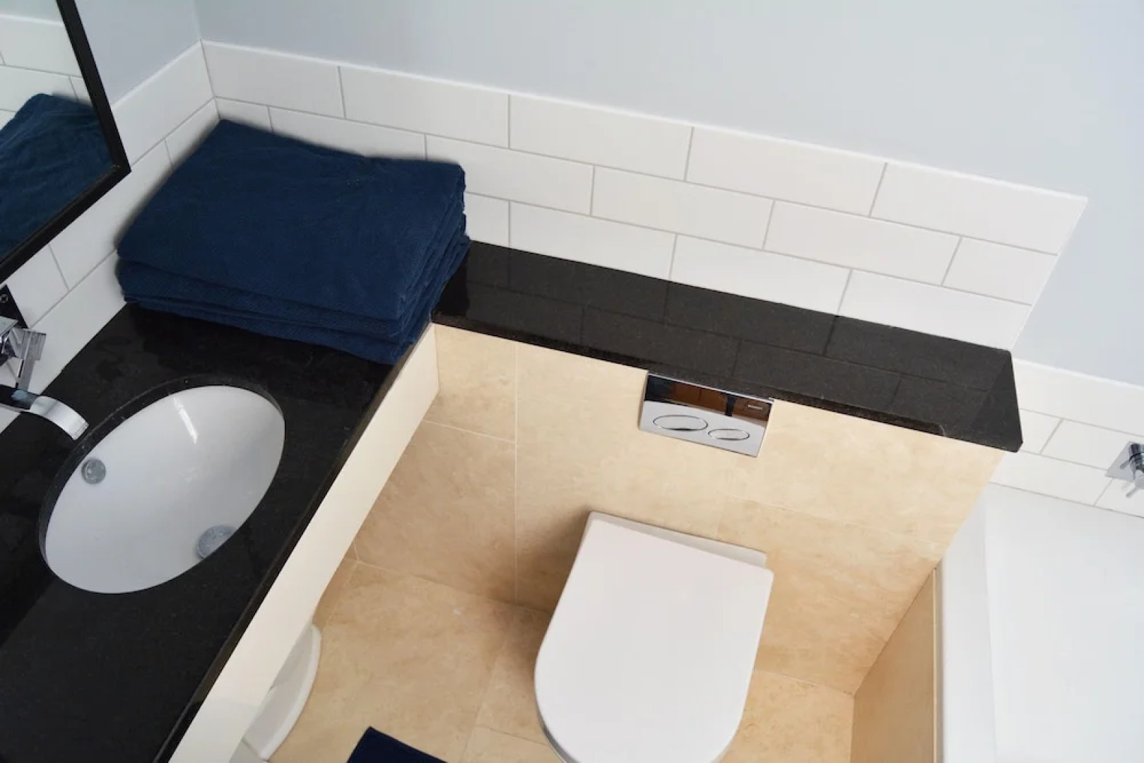 Stylish New England lakeside retreat in the Cotswold Water Park with hot tub