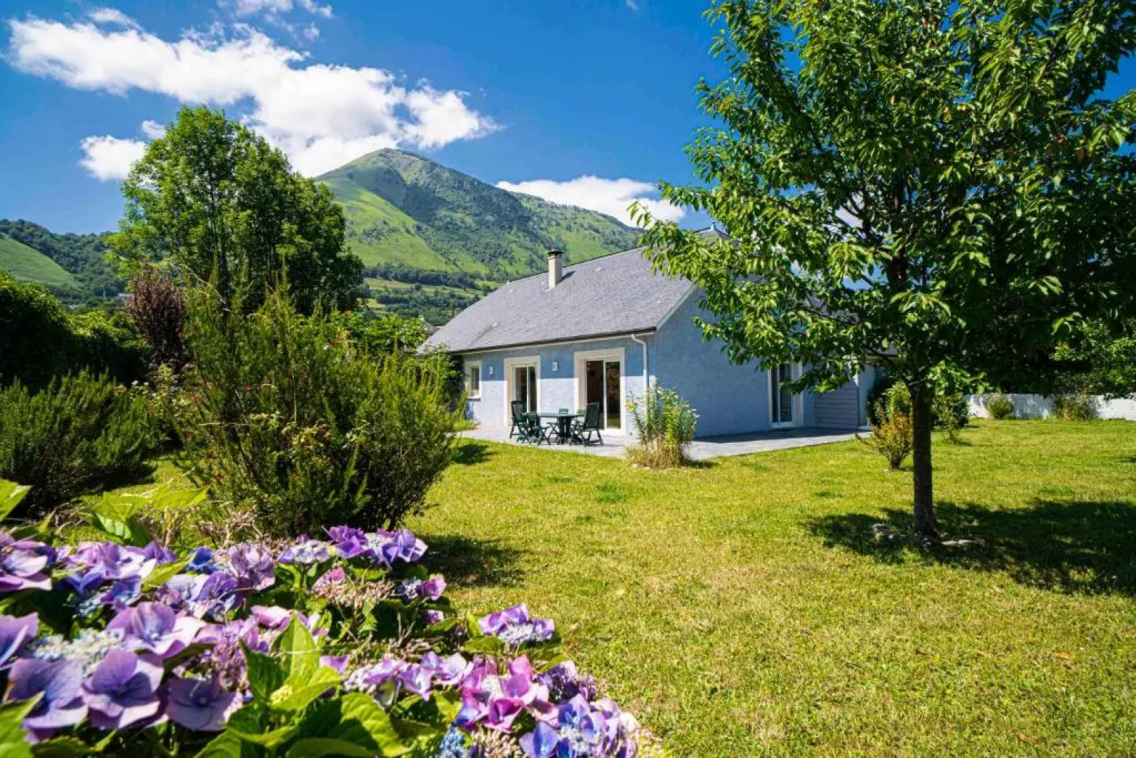 Maison Bleue 5-7 Personnes au Cœur de Bedous, en Vallée D'aspe