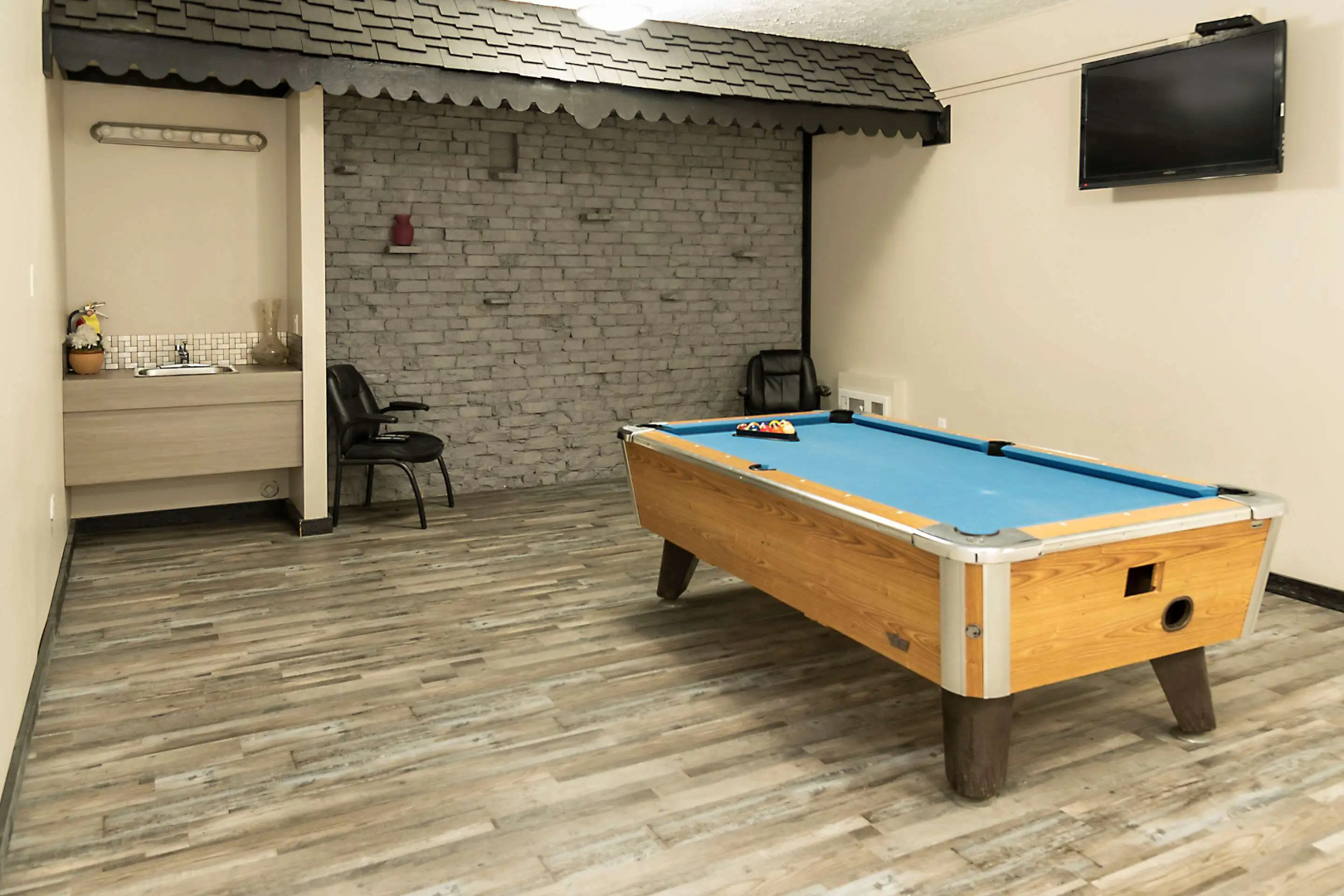 Econo Lodge Inn & Suites