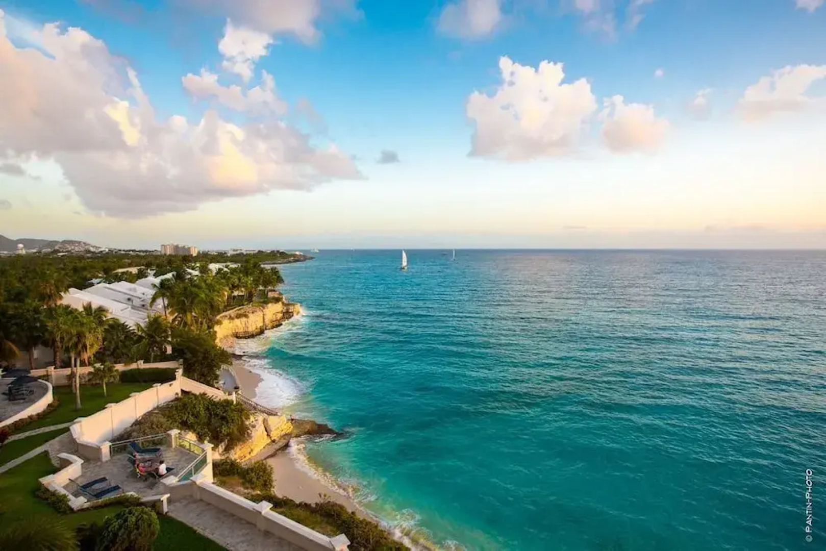 *The CLIFF_ BEACHFRONT and LUXURY MODERN UNIT* C2