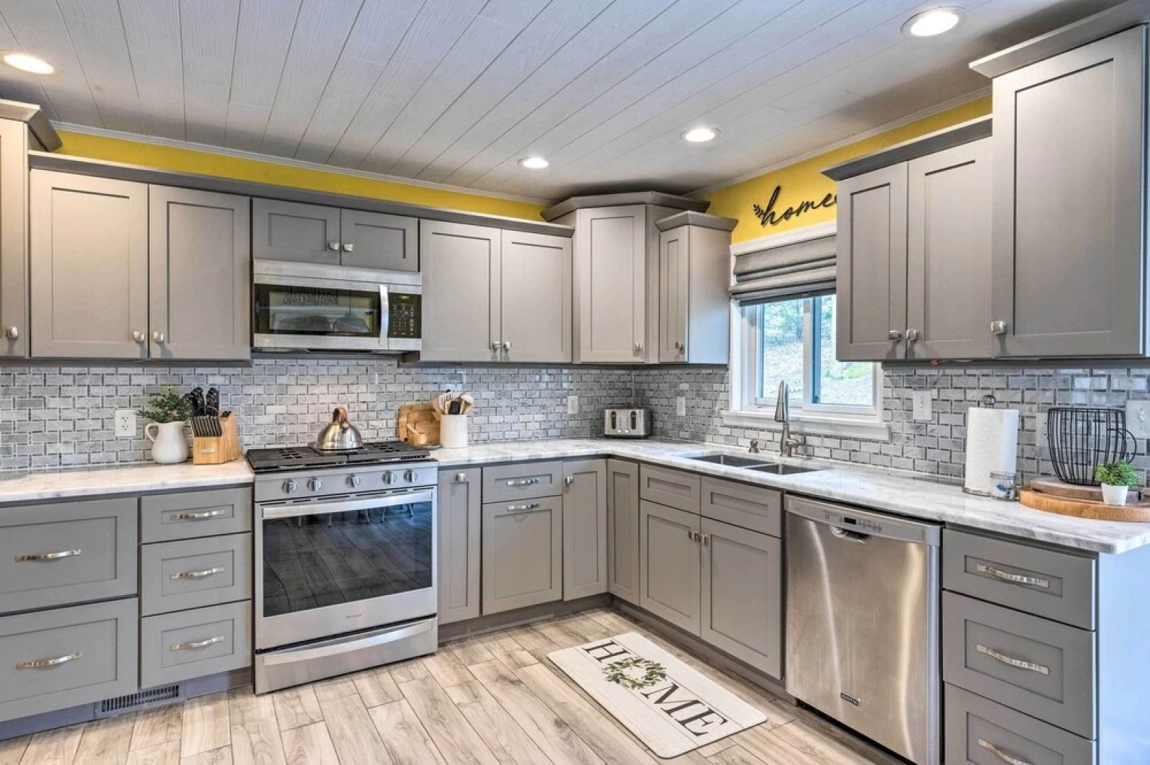 Modern Home: Deck, Bbq, Games, Fire Pit, & More!