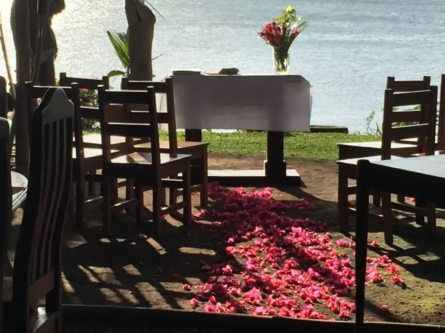 Bluebay Bugenvil Lake Lodge