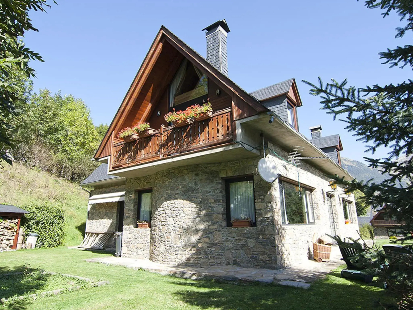 House located in Vall d 'Aran and just 5 min. Walk from the center of Vielha.