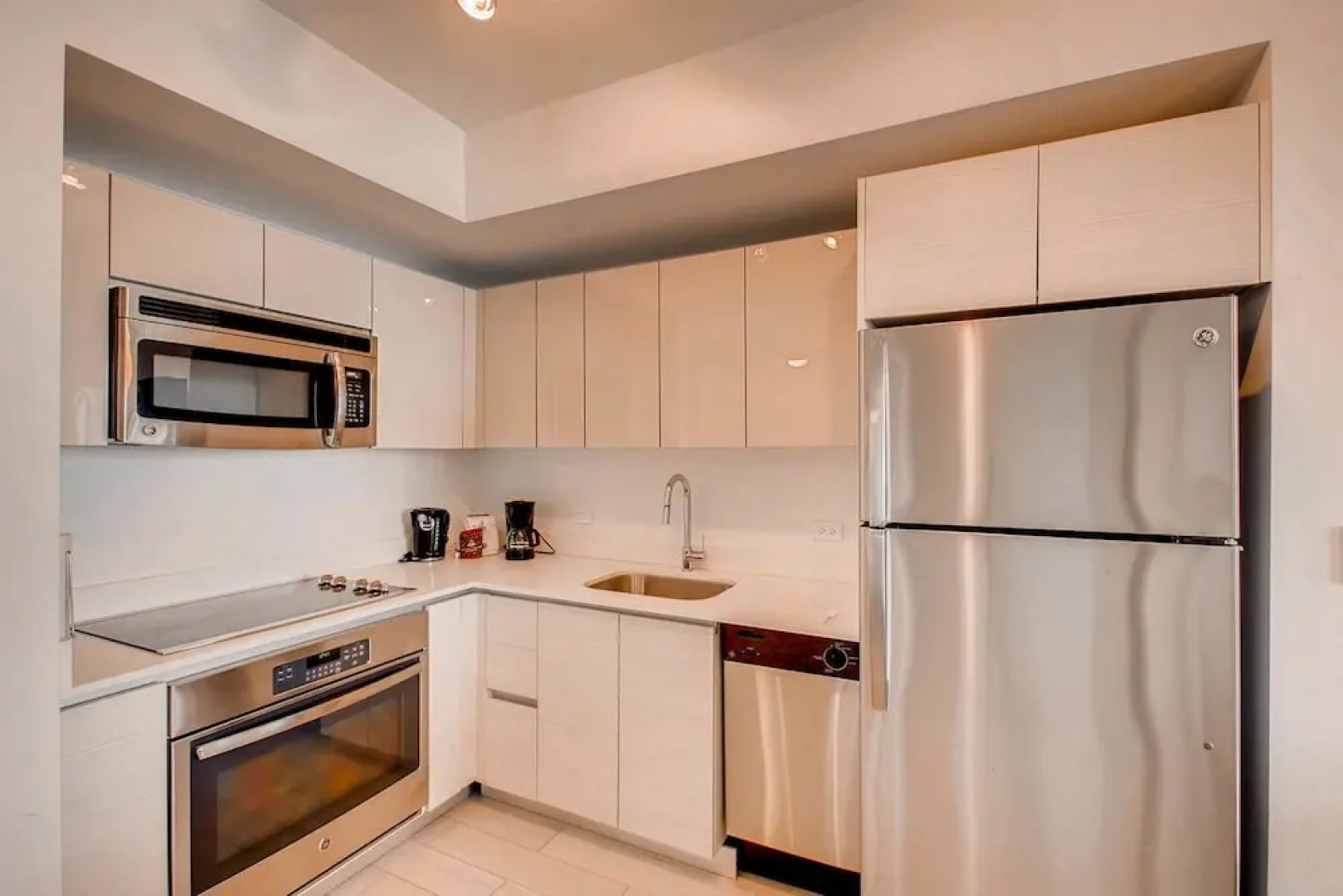 Hallandale Suites by 1stHomeRent