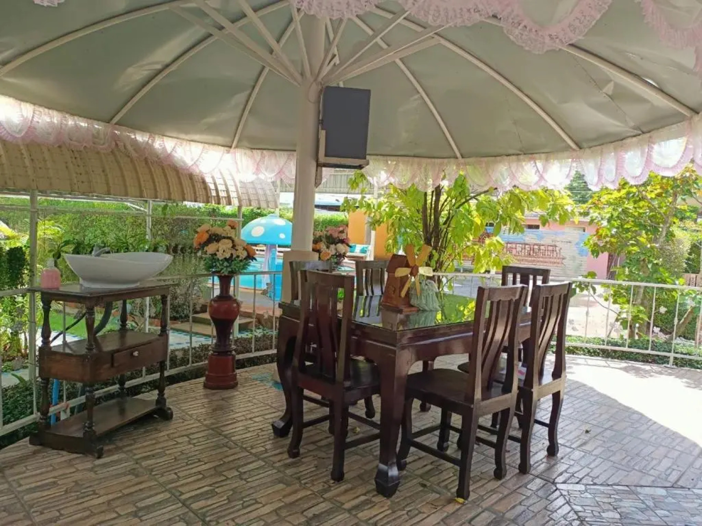 P Paradise Hotel