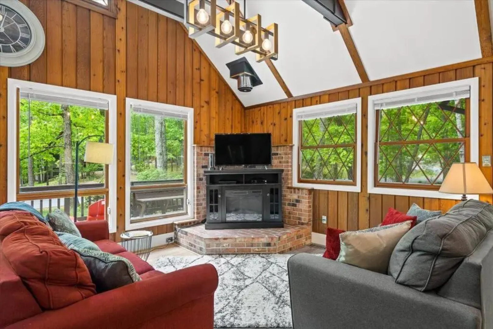 The Gingerbread House: 4 BR chalet, w/ Sunroom/Deck, sleeps 12, modern amenities