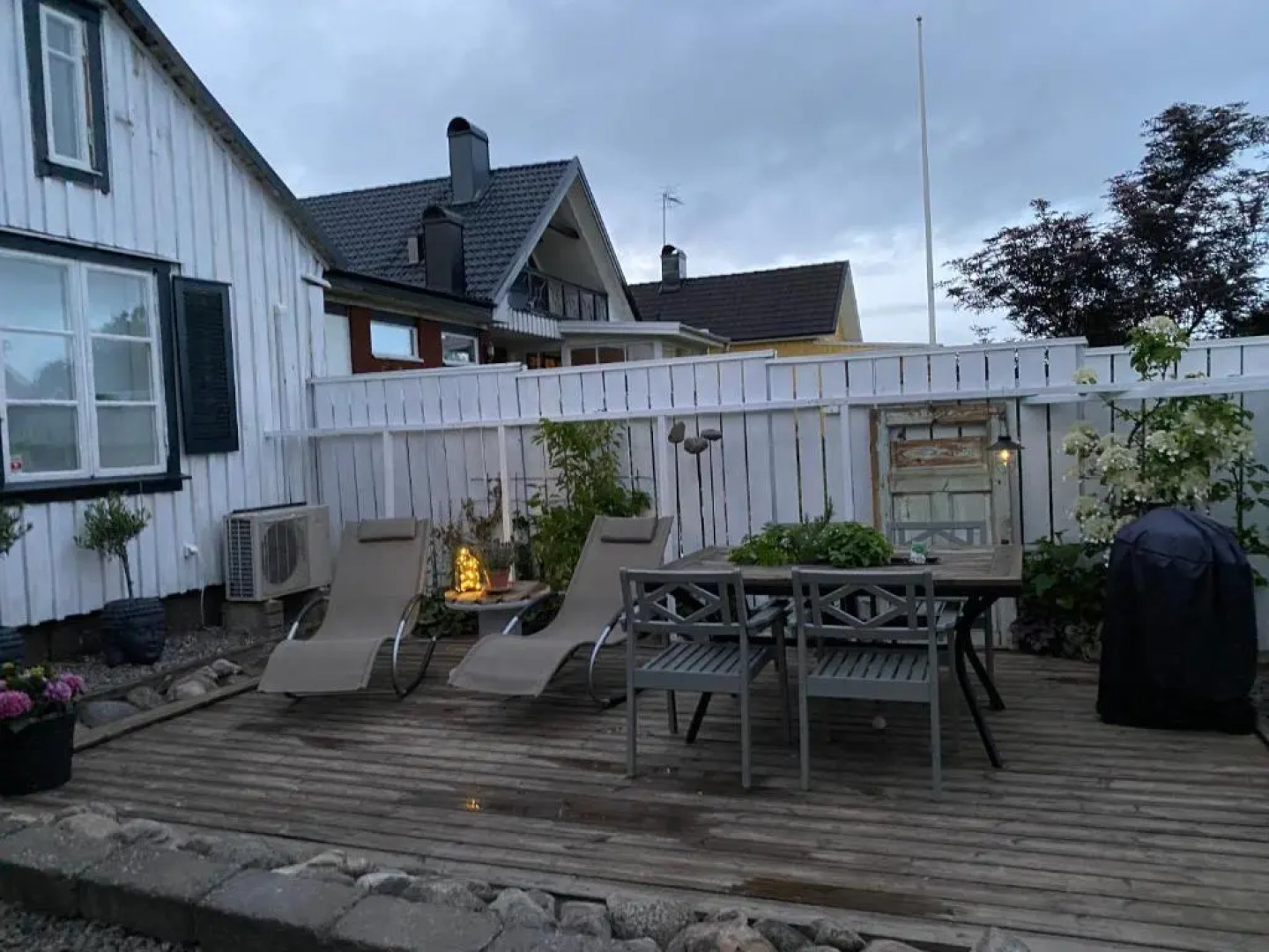 B&B Bland ormbunkar och rosor