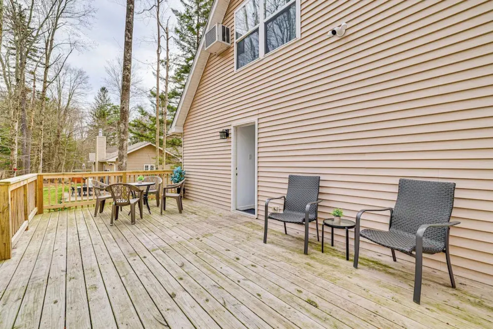 Hot Tub + Decks: Tree-lined Retreat in Pocono Lake