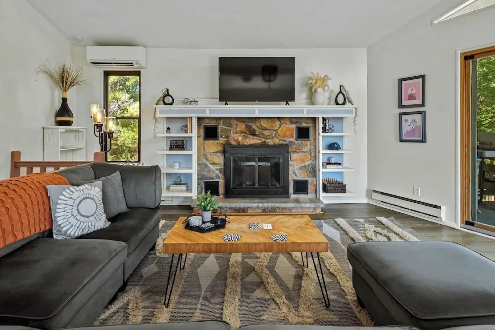 Lake It Right by Avantstay Lakefront w/ Dock, Hot Tub, Fire Pit & Game Room