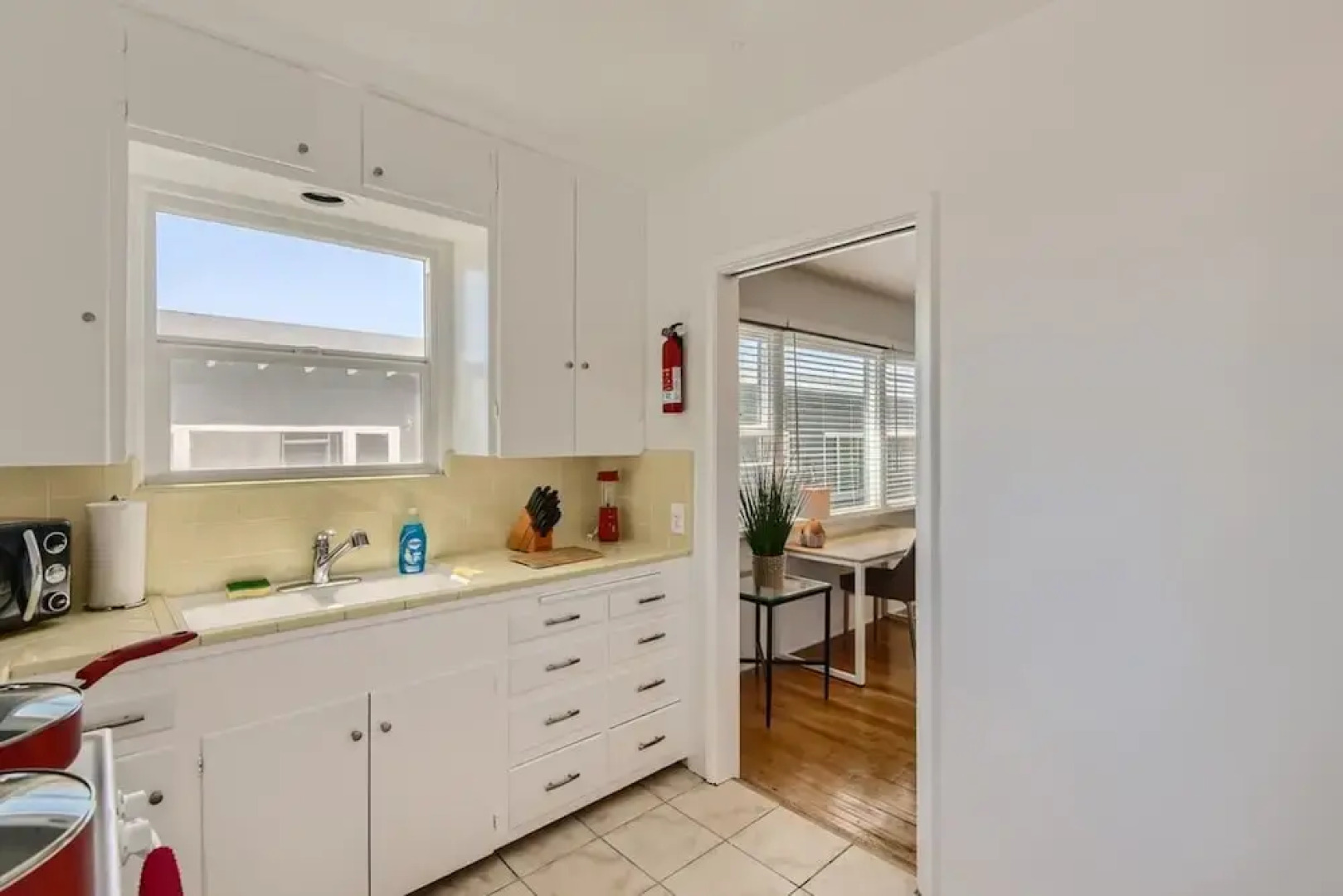 Walk to Beach - King Apt In 1 Area - AB