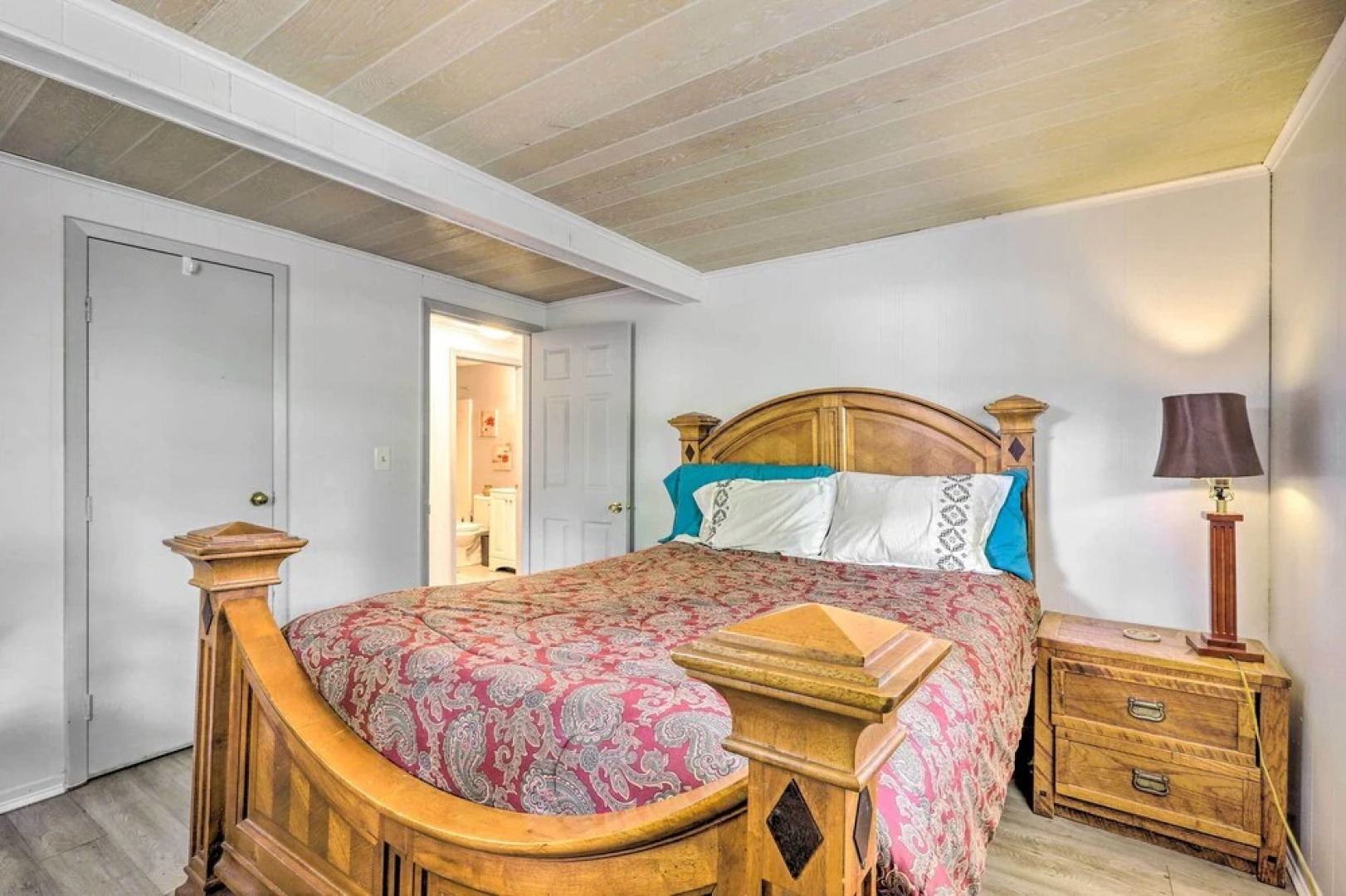 Beautiful Home With Mountain-view Deck + Smart TV