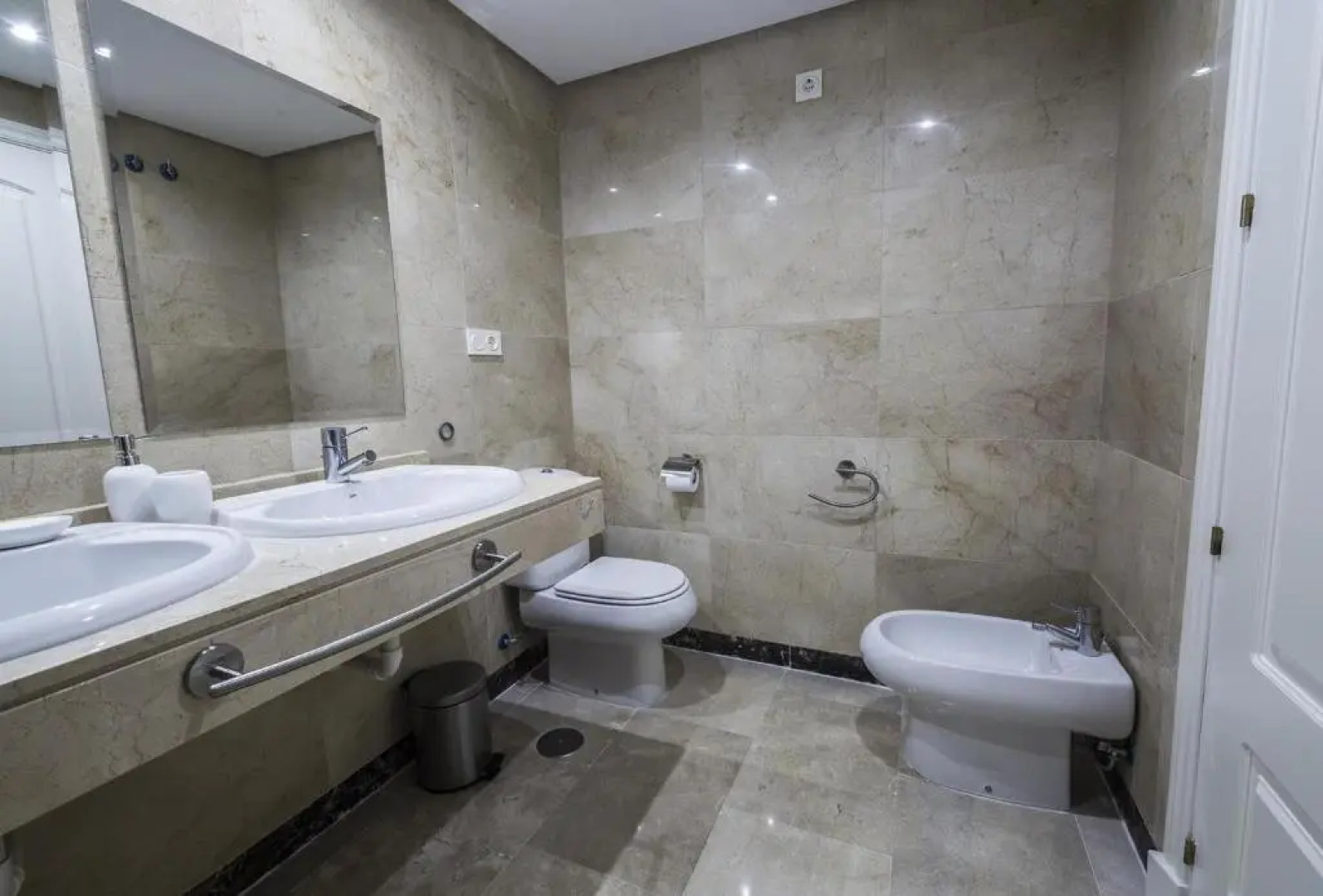 2134-Modern apt with terrace sea view