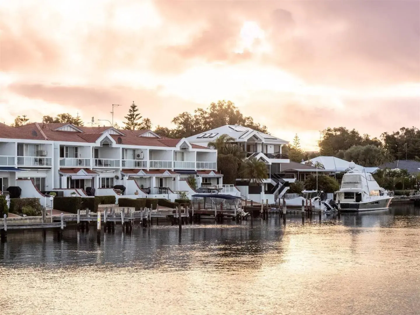 Canal Home -Close to Beach and City Centre