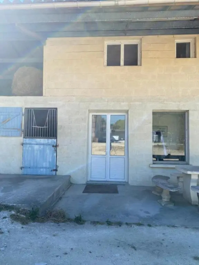 Petite annexe avec piscine commune