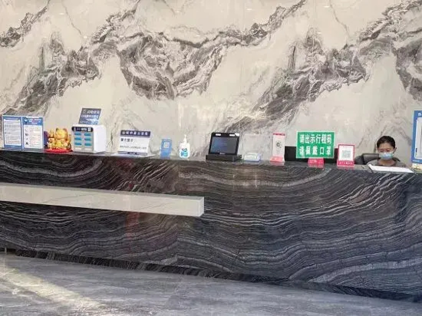 Qiongzhong Santaiyuanlong Business Hotel