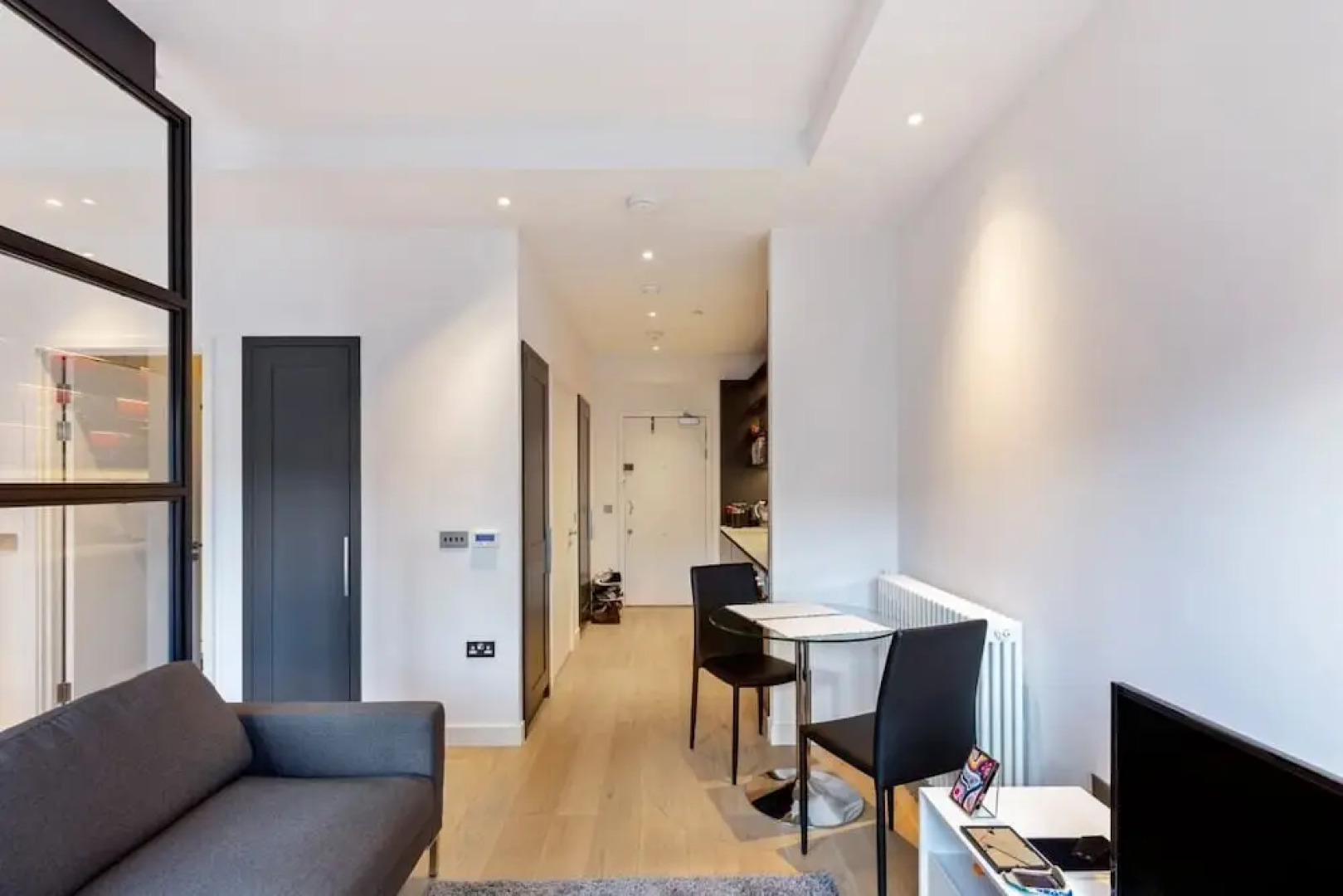 Stunning Studio With Decorated Interior in Poplar