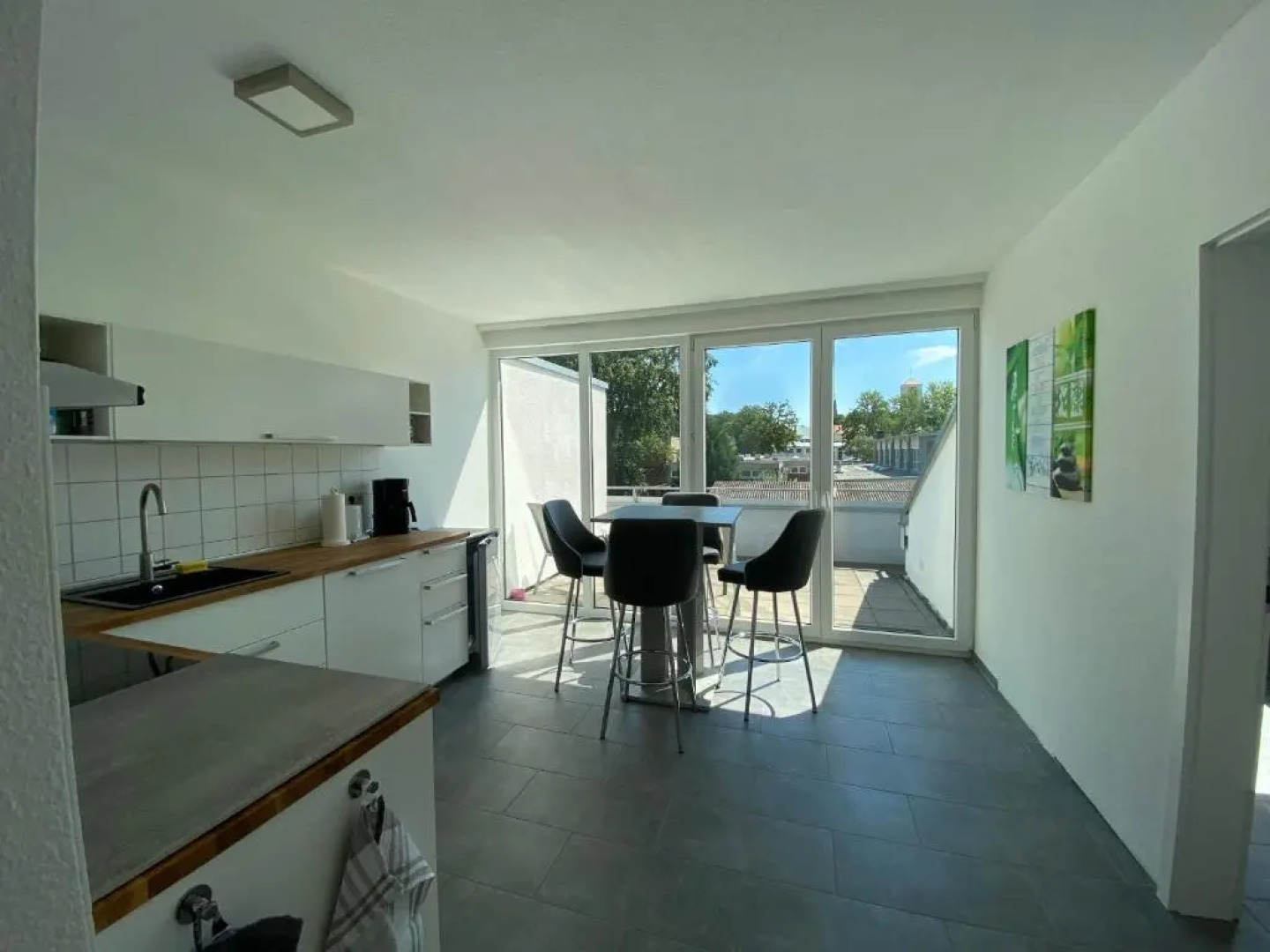 Wohnung mit 2 Einzelzimmer gemeinsamer Küchen/Bad/Balkon-Nutzung