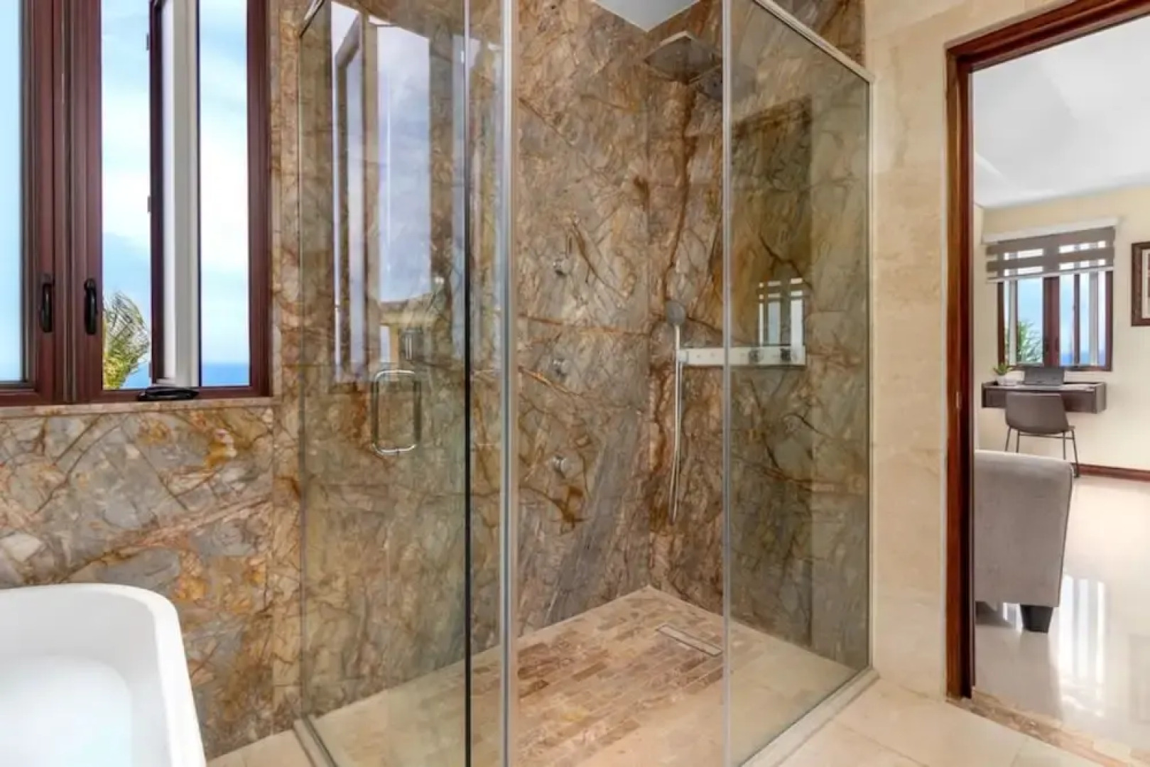 Luxury Oceanfront Villa in Tower Isle