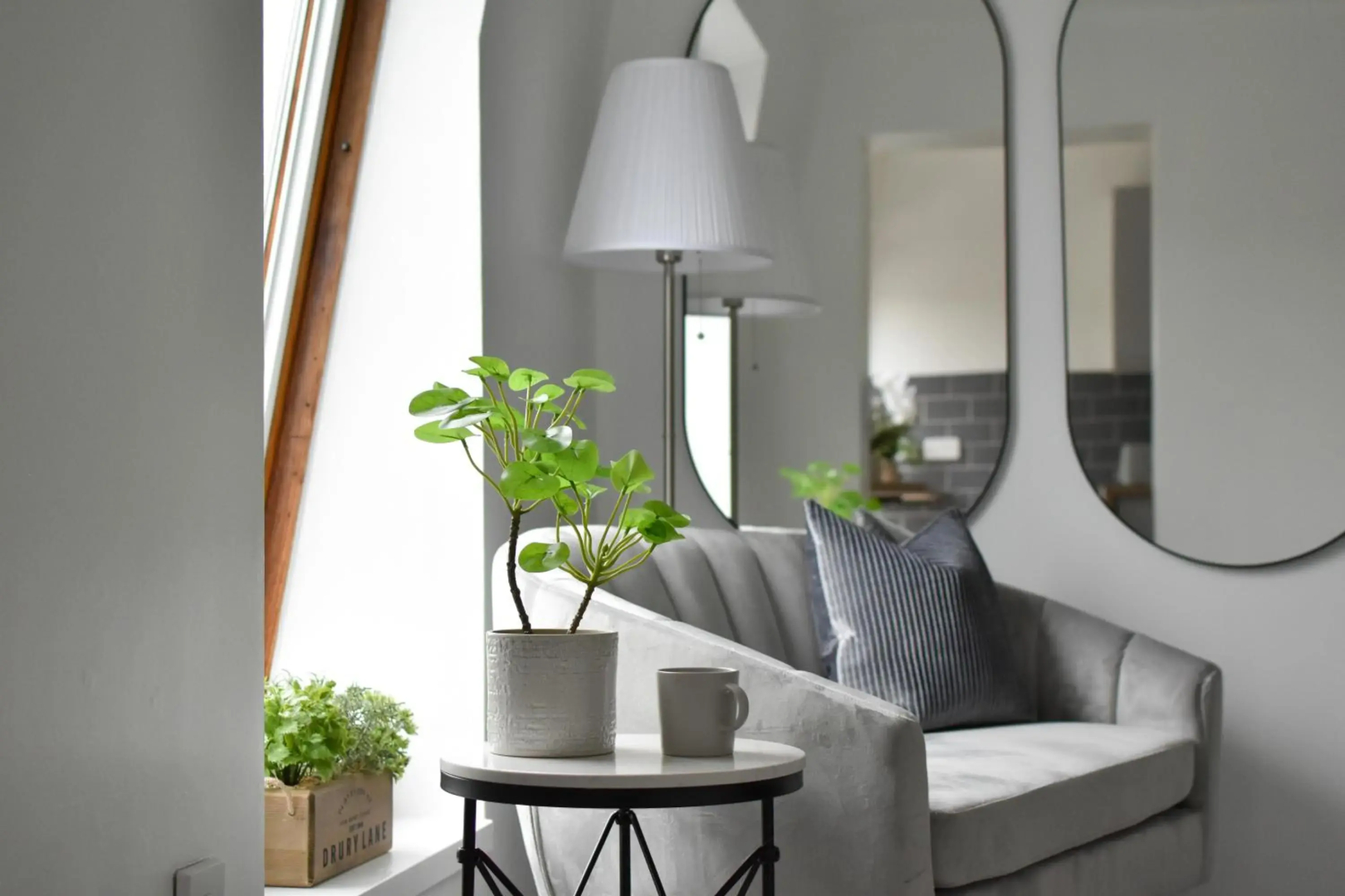 No. 8 - Top Floor Modern Apartment