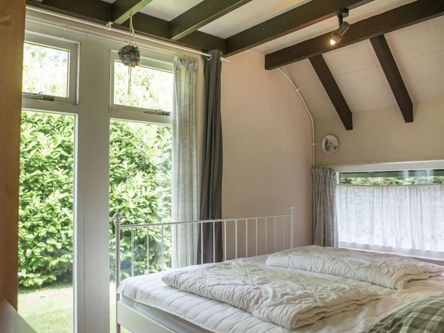 Peaceful Holiday Home in South Holland by the Lake