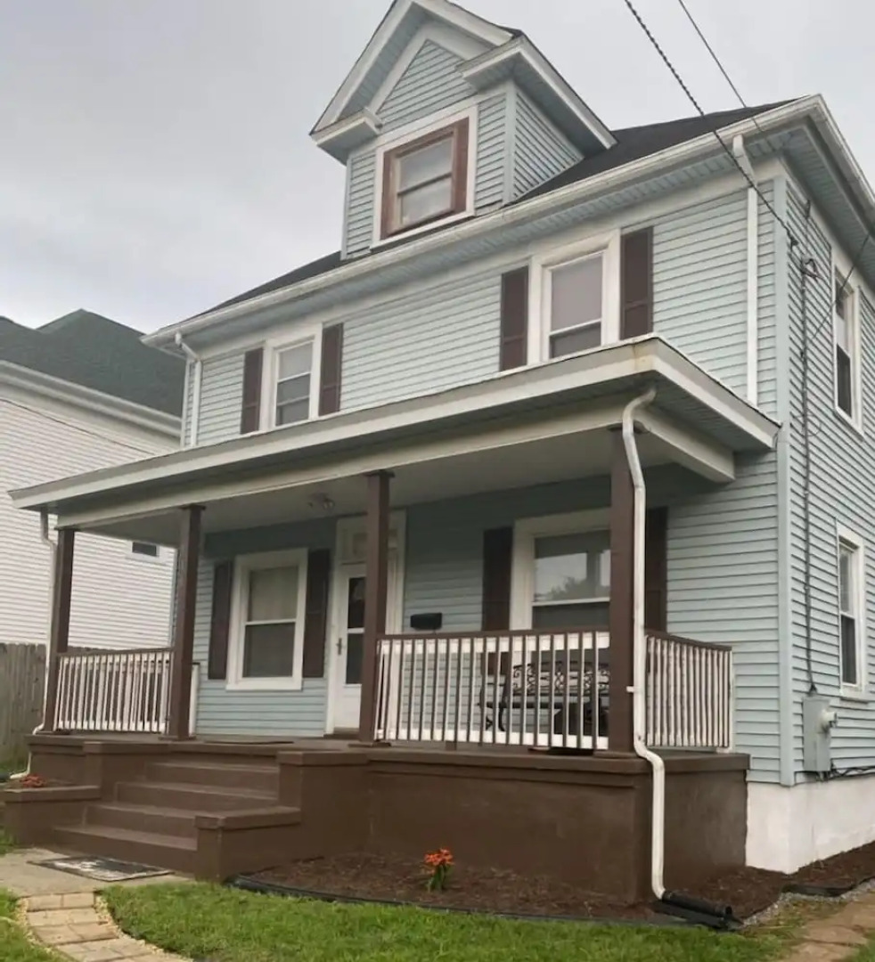 Fully Furnished 4-bedroom Located on a Quiet Block