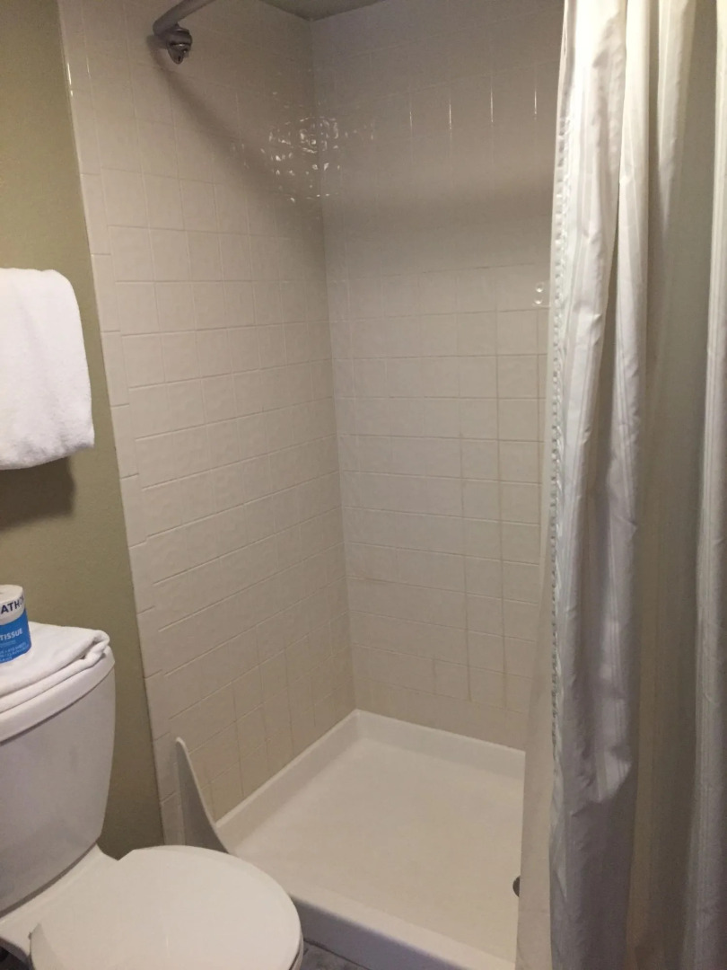 Hilltop Inn & Suites