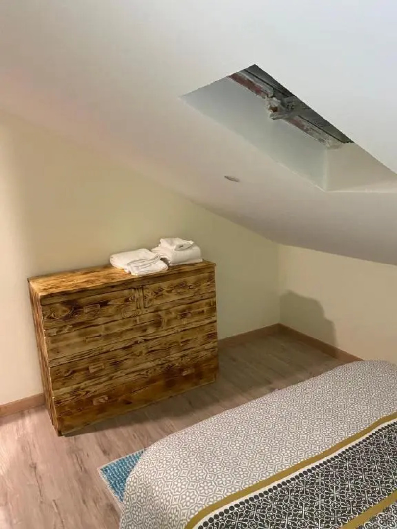 Lovely newly refurbished, 1 bedroom top floor apartment with sea views, fast WI-FI CABLE TV and Netflix