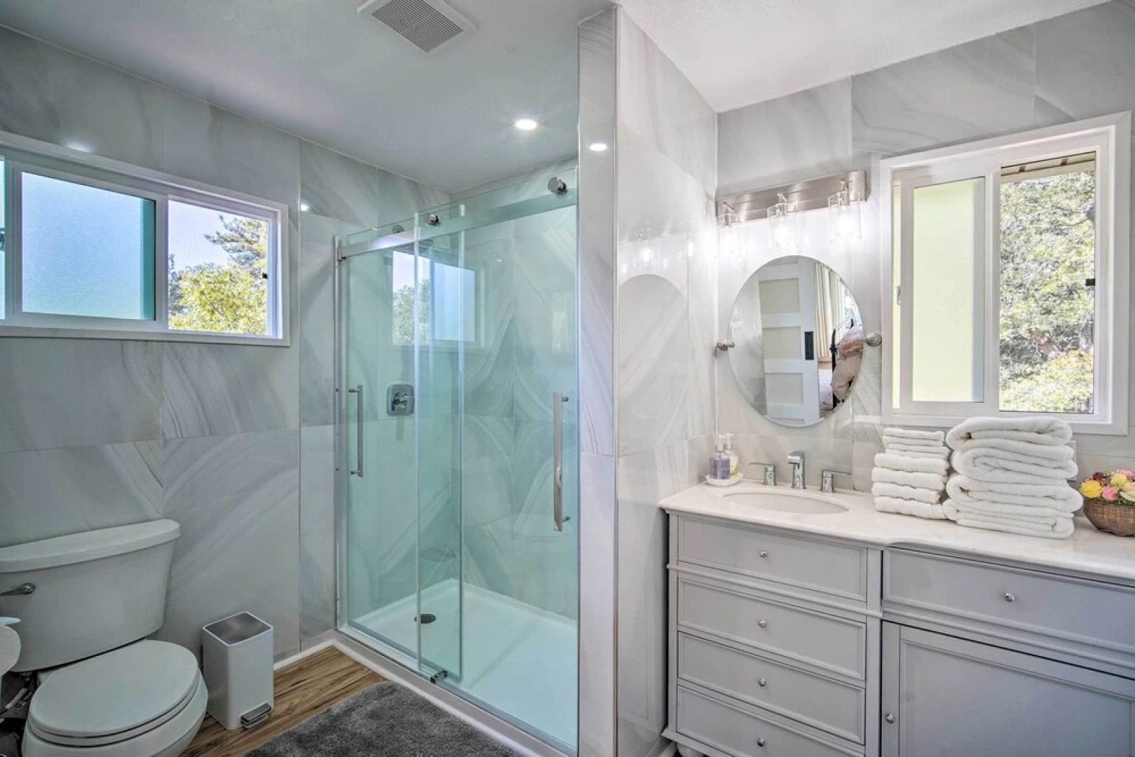 Picturesque Cabin: 2 Balconies, Walk to Lake!