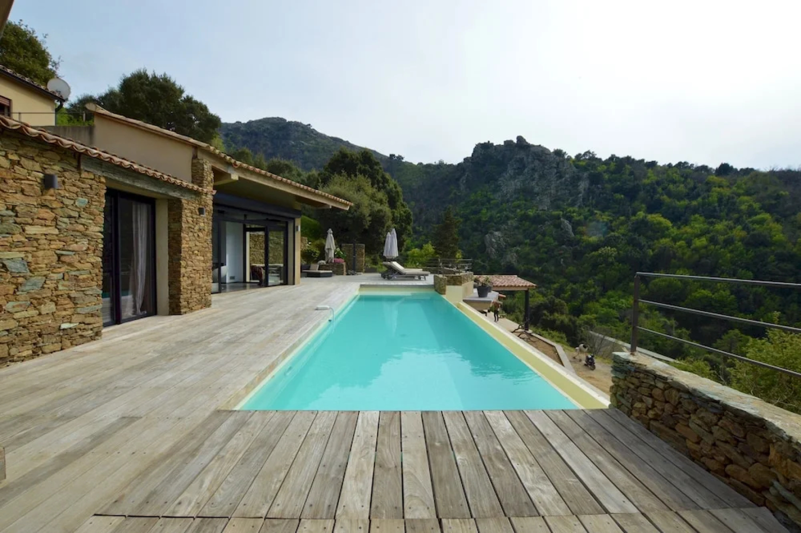 Villa piscine à débordement panorama