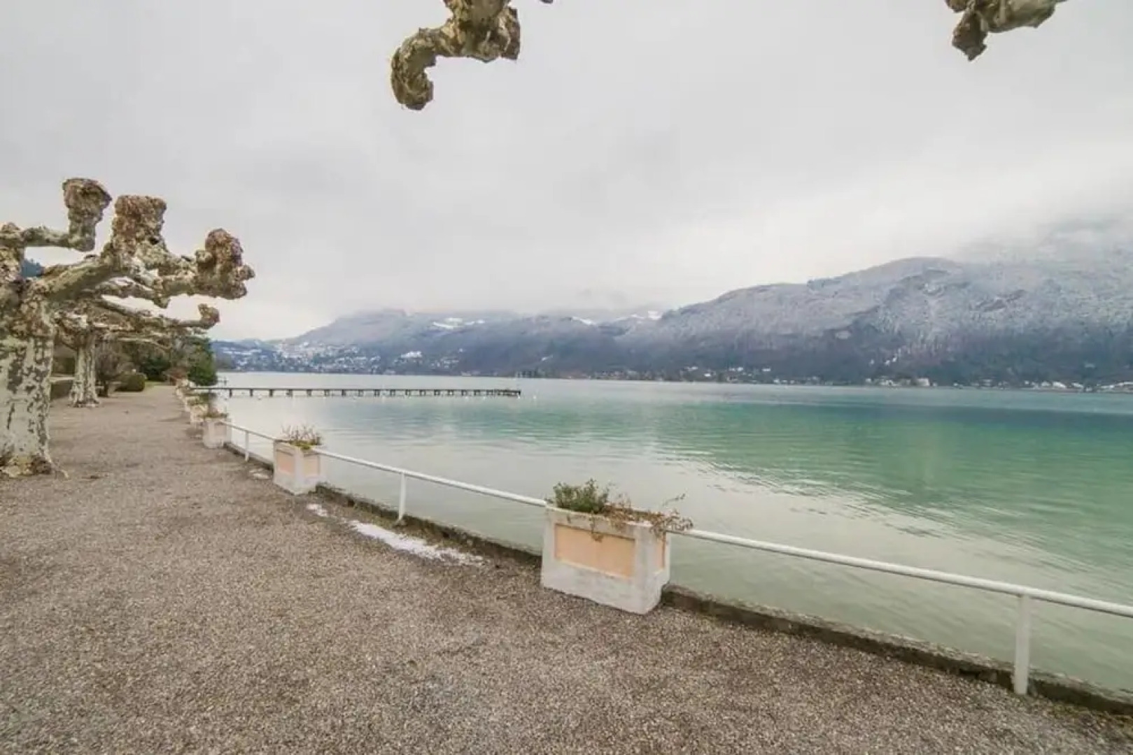 Ponton Private Apartment Near Lake